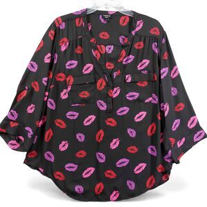 Torrid Harper Sz 1 Black Novelty Lip Print Blouse Button Front Flirty Plus Sexy